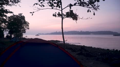 Schöner-Sonnenaufgang-Auf-Dem-Campingplatz-Von-Pulau-Ubin-In-Singapur---Totale-Aufnahme