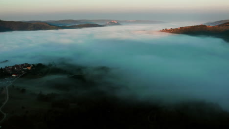 Mar-De-Nubes-Sobre-La-Pintoresca-Ciudad-Y-Los-Picos-De-Las-Montañas-En-Istria,-Croacia