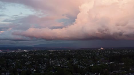 Stürmische-Wolkenlandschaft-In-Tacoma-City-In-Washington,-Vereinigte-Staaten