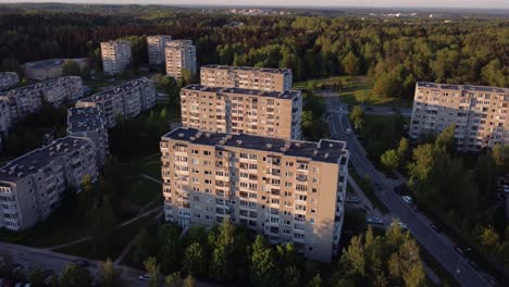 Absteigende-Aufnahme-Eines-Von-Der-Sowjetunion-Geplanten-Wohnviertels-Fabijoniskes-In-Vilnius,-Litauen,-HBO-Drehort-Von-Tschernobyl