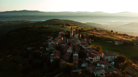 Alte-Steinstrukturen-Des-Dorfes-Vrh-In-Malerischer-Landschaft-Während-Des-Nebligen-Morgens-In-Istrien,-Kroatien