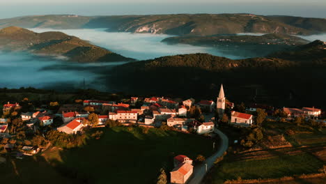 Vista-Impresionante-Del-Pueblo-Medieval-En-Vrh-Con-Paisaje-Montañoso-Como-Telón-De-Fondo-Durante-El-Amanecer-En-Istria,-Croacia