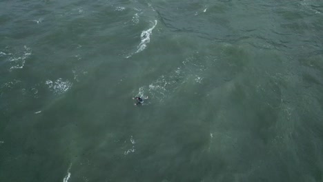 Drone-Aéreo-Sobre-Océano-Melbourne-Ondulado-Ventoso-Nublado-Nadando-Persona