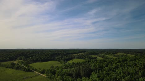 Tennessee-Landschaft-Mit-üppig-Grünem-Land-Und-Wunderschönen-Blauen-Himmeln