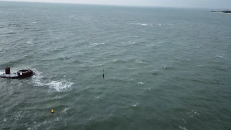 Drohne-Antenne-über-Ozean-Melbourne-Wellig-Windig-Bewölkt-Tag-Schiffswrack