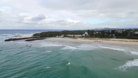 Große-Ozeanwellen-An-Der-Küste-Und-Die-Buhne-Am-Kingscliff-Beach-In-New-South-Wales,-Australien