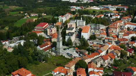 Katholische-Kirche-Von-San-Nicola-Glockenturm-Und-Pazin-Stadt-In-Istrien,-Kroatien