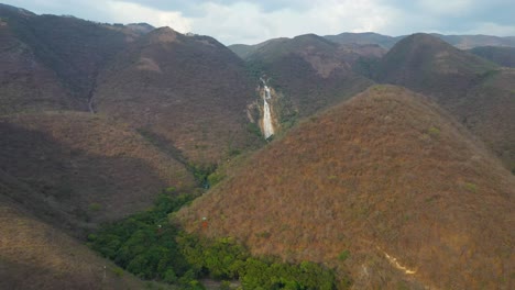 Aerial:-amazing-El-Chiflon-Waterfall-in-Mexico-mountainside,-4K-drone-view
