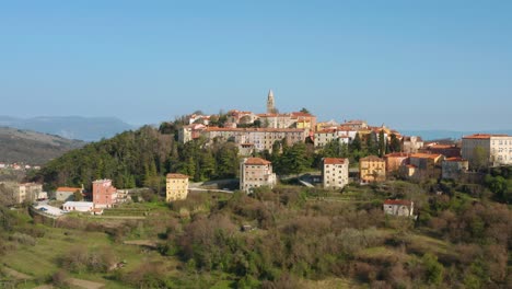 Paisaje-Urbano-En-La-Cima-De-La-Colina-De-Labin-Con-Vistas-A-La-Costa-De-Kvarner-En-Istria,-Croacia