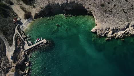 Neigungsaufnahme-Mit-Drohne-über-Dem-Adriatischen-Meer-In-Der-Wunderschönen-Landschaft-Der-Küste-Kroatiens