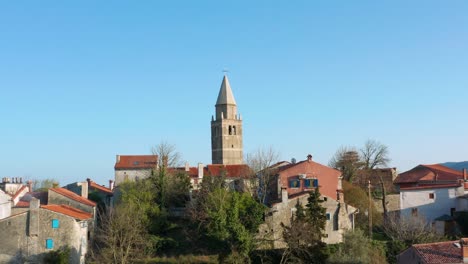 Glockenturm-Der-Kirche-Des-Heiligen-Franziskus-In-Der-Mittelalterlichen-Stadt-Labin,-Istrien,-Kroatien