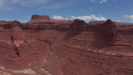 Rock-formations-in-arid-red-desert,-Utah