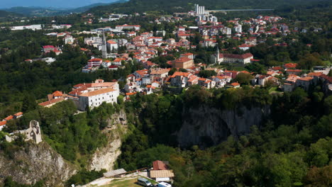 Vista-Aérea-De-La-Cueva-Y-La-Ciudad-De-Pazin-Durante-El-Día-En-Istria,-Croacia