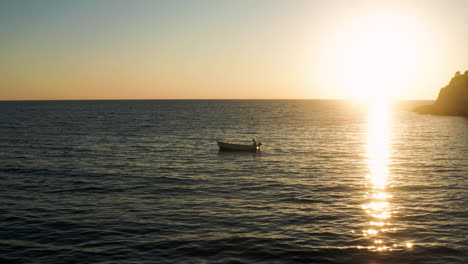 Hombre-En-Barco-Pescando-En-El-Mar-Adriático-Durante-La-Puesta-De-Sol-En-Croacia