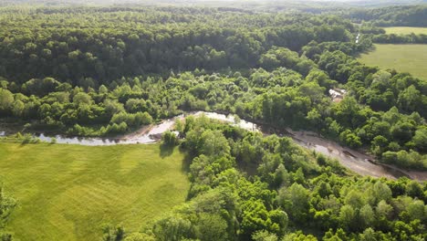 Rundumaufnahme-Eines-Austrocknenden-Flussbetts-Auf-Dem-Land-In-Tennessee