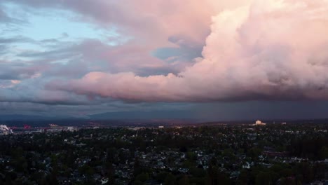 Bewölkt-Wegen-Stürmischer-Wolken-über-Der-Stadt-Tacoma,-Washington