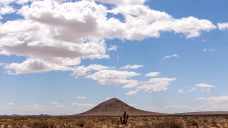In-Diesem-Mojave-Wüsten-Zeitraffer-Ist-Ein-Einsamer-Kegelförmiger-Vulkanberg-Zu-Sehen