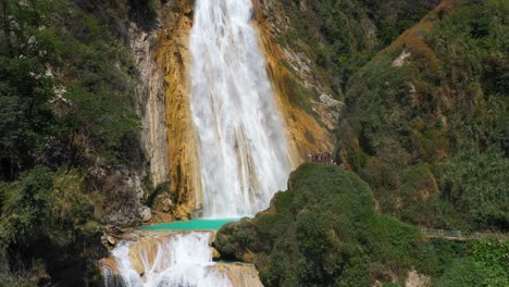 Antenne:-Touristen-Am-Schönen-El-Chiflon-Wasserfall-In-Mexiko,-4k-Ansicht