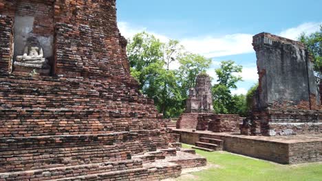 Pan-Shot:-Ruins-of-ancient-Buddhist-temple-at-the-Old-The-Historic-City-of-Ayutthaya-Thailand