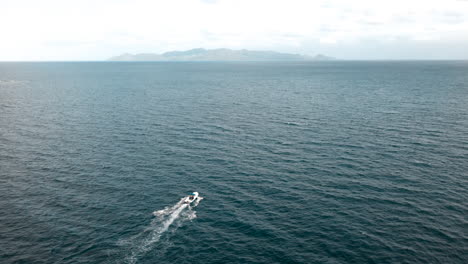 Ein-Boot,-Das-über-Den-Ozean-Segelt