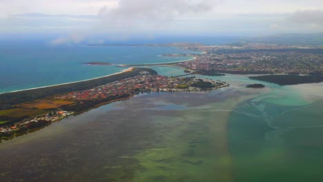Luftaufnahme-Der-Windang-Insel-Zwischen-Dem-See-Illawarra-Und-Dem-Pazifischen-Ozean-An-Der-Südküste,-Nsw,-Australien