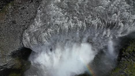 Blick-Von-Oben-Nach-Unten-Auf-Den-Dettifoss-Wasserfall-Im-Vatnajokull-Nationalpark-Im-Nordosten-Islands---Statische-Luftaufnahme