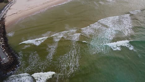 Luftbild-Von-Kingscliff-Seawall-Und-Dem-Türkisfarbenen-Wasser-Von-Kingscliff-Beach-In-New-South-Wales,-Australien---Drohnenaufnahme