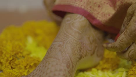 Indian-wedding-session-anklet-fitting-on-mehndi-applied-feet