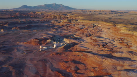 Marsforschungsstation-Gebietsstation-Und-Felsformation-Der-Mondlandschaft