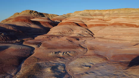 Schöne-Rote-Mondlandschaft-Felsenlandschaft-Von-Utah-An-Einem-Sonnigen-Tag---Antenne