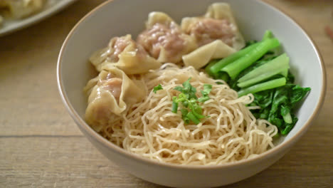dried-egg-noodles-with-pork-wonton-or-pork-dumplings-without-soup-Asian-food-style