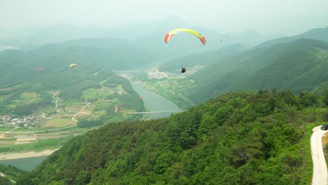 Tandem-Paragliding-against-beautiful-mountains-scenery