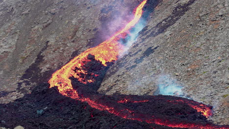 Magma-Resplandeciente-Que-Fluye-Hacia-Abajo-Después-De-La-Erupción-Volcánica-Fagradalsfjall-En-Islandia