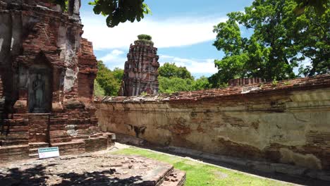 Toma-Estática:-Templo-Budista-En-La-Antigua-Ciudad-Histórica-De-Ayutthaya-Tailandia-Que-Parece-Que-Se-Está-Cayendo