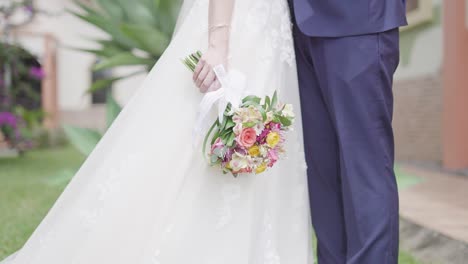 Braut-Mit-Blumenstrauß-Und-Bräutigam-Im-Hochzeitskleid