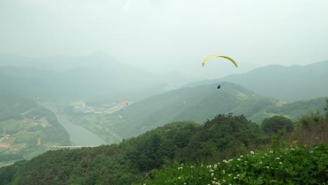 Gleitschirmflieger-Heben-An-Einem-Extrem-Staubigen-Tag-Mit-Hoher-Luftverschmutzung-In-Danyang,-Südkorea,-Einzeln-Vom-Berg-Ab