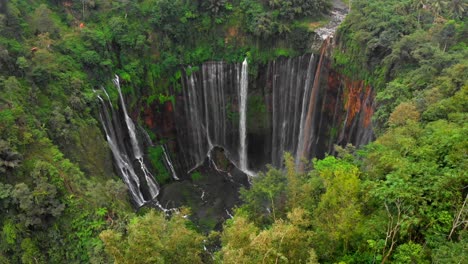 Famous-Tumpak-Sewu-waterfall-in-tropical-rainforest-of-Java,-box-canyon