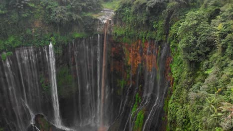 Grand-Tumpak-Sewu-waterfall-in-tropical-forest-of-Indonesia,-Lumajang