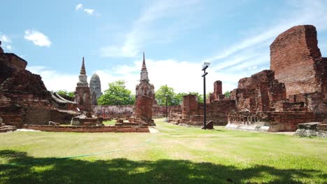 Pan-Shot:-Ruinen-Des-Alten-Buddhistischen-Tempels-In-Der-Alten-Historischen-Stadt-Ayutthaya-Thailand