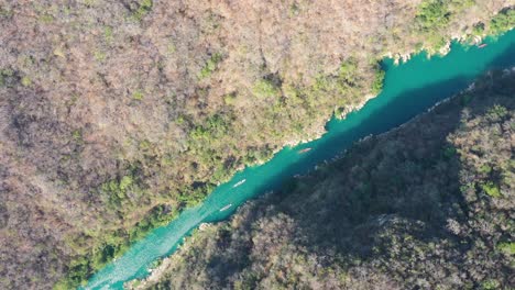 Luftaufnahme-Eines-Bootes-Im-Bergfluss-In-Tamasopo-San-Luis-Potosi-Mexiko