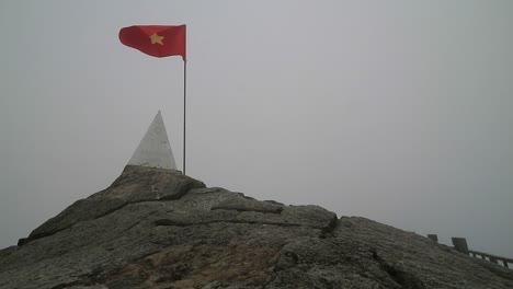 HD-Vietnam-Flag-on-Top-of-Fansipan-Mountain-in-Sapa,-Vietnam