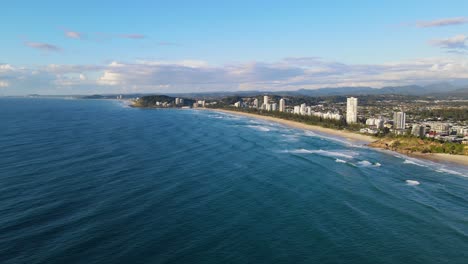 Strand-In-Burleigh-Heads-Und-Die-Wolkenkratzer-An-Der-Küste-Der-Australischen-Stadt-Gold-Coast