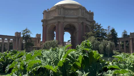 Pedestal-Shot-of-the-Histrorical-Landmark-the-Palace-of-Fine-Arts-on-a-Bright-and-Sunny-Day-in-San-Francisco,-California