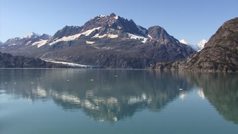 Cruising-thru-Reid-Inlet,-Reid-Glacier,-Alaska-in-the-summertime