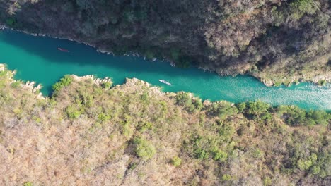 Drohne-Fliegt-über-Bergfluss-In-Tamasopo-San-Luis-Potosi-Mexiko