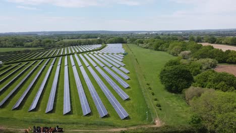 Large-solar-panel-field-in-the-middle-of-the-english-countryside