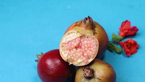 Reife,-Saftige-Granatapfelfrucht-Auf-Blauem-Grund