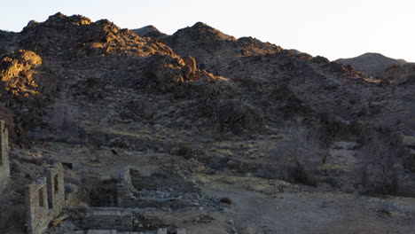 Absteigende-Antenne-In-Den-Ruinen-Der-Red-Cloud-Mine,-Arizona,-USA
