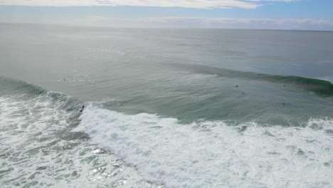 Surfer,-Der-Die-Großen-Meereswellen-über-Die-Wolkenlandschaft-Des-Blauen-Himmels-Am-Strand-Des-Burleigh-heads-nationalparks-In-Australien-Reitet