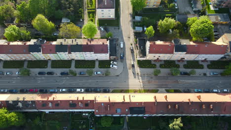 Aerial-View-Of-Vehicles-Parked-On-Roadside-Along-with-old-town-Buildings-On-A-Sunny-Day-In-Gdansk,-Poland